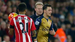 Pemain Arsenal, Mesut Ozil sempat bersitegang saat laga Southampton vs Arsenal di Stadion St Mary, Inggris, Sabtu (26/12/2015). Arsenal dihajar tuan rumah Southampton dengan skor telak 0-4. (Reuters / Eddie Keogh)