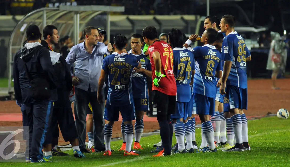 Pelatih Persib, Dejan Antonic (berkemeja) memberikan arahan pada jeda minum saat lagamelawan Mitra Kukar di Turnamen Piala Bhayangkara di Stadion Si Jalak Harupat, Bandung, Kamis (17/3/2016). Laga berakhir imbang 1-1. (Liputan6.com/Helmi Fithriansyah)