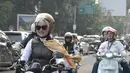 Ia juga tampil jadi anak motor dengan mengenakan vest hitam dipadukan inner kemeja putih serasi dengan kerudungnya dan celana coklatnya. [@ataliapr]