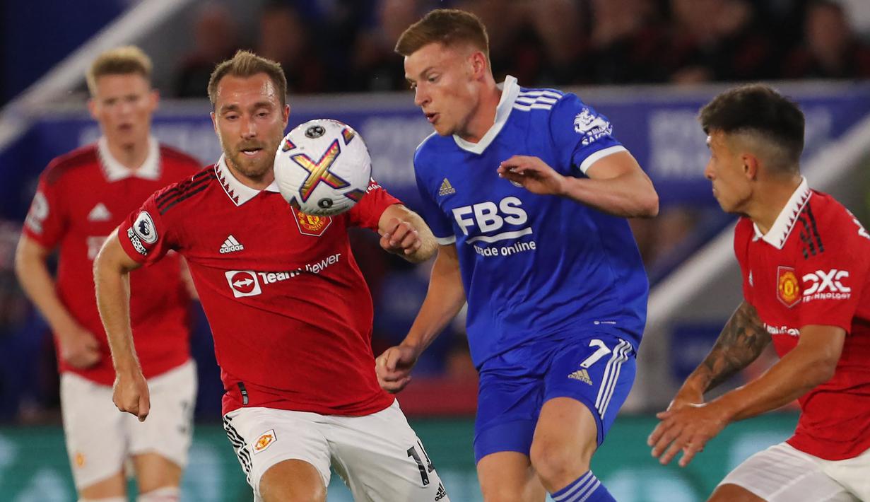Bermain di King Power Stadium, MU langsung tancap gas. Christian Eriksen mendapatkan peluang di menit ke-10 saat berusaha melakukan tembakan dari dalam kotak penalti. Sayangnya, bola masih melebar tipis dari gawang yang dijaga Danny Ward. (AP/Geoff Cadick)