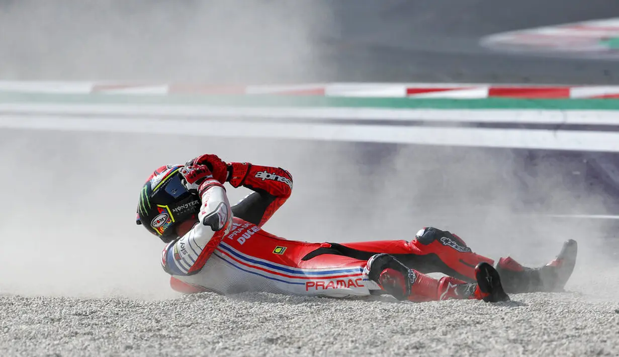 Pembalap Pramac Racing, Francesco Bagnaia, berusaha bangkit saat balapan MotoGP Emilia Romagna di Sirkuit Misano, Italia, Minggu (20/9/2020). Bagnaia yang sempat memimpin balapan gagal menjadi juara setelah terjatuh pada lap ke-21. (AP/Antonio Calanni)