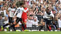 Bek sayap Tottenham, Danny Rose, merayakan gol yang dicetaknya ke gawang Liverpool. Hotspur berhasil akhirnya berhasil menyamakan kedudukan pada menit ke-72. (Reuters/Dylan Martinez)