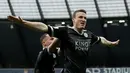 Pemain Leicester City, Robert Huth, merayakan gol yang dicetaknya ke gawang Manchester City dalam lanjutan Liga Inggris di Stadion Etihad, Manchester, Sabtu (6/2/2016) malam WIB. (AFP/Adrian Dennis)