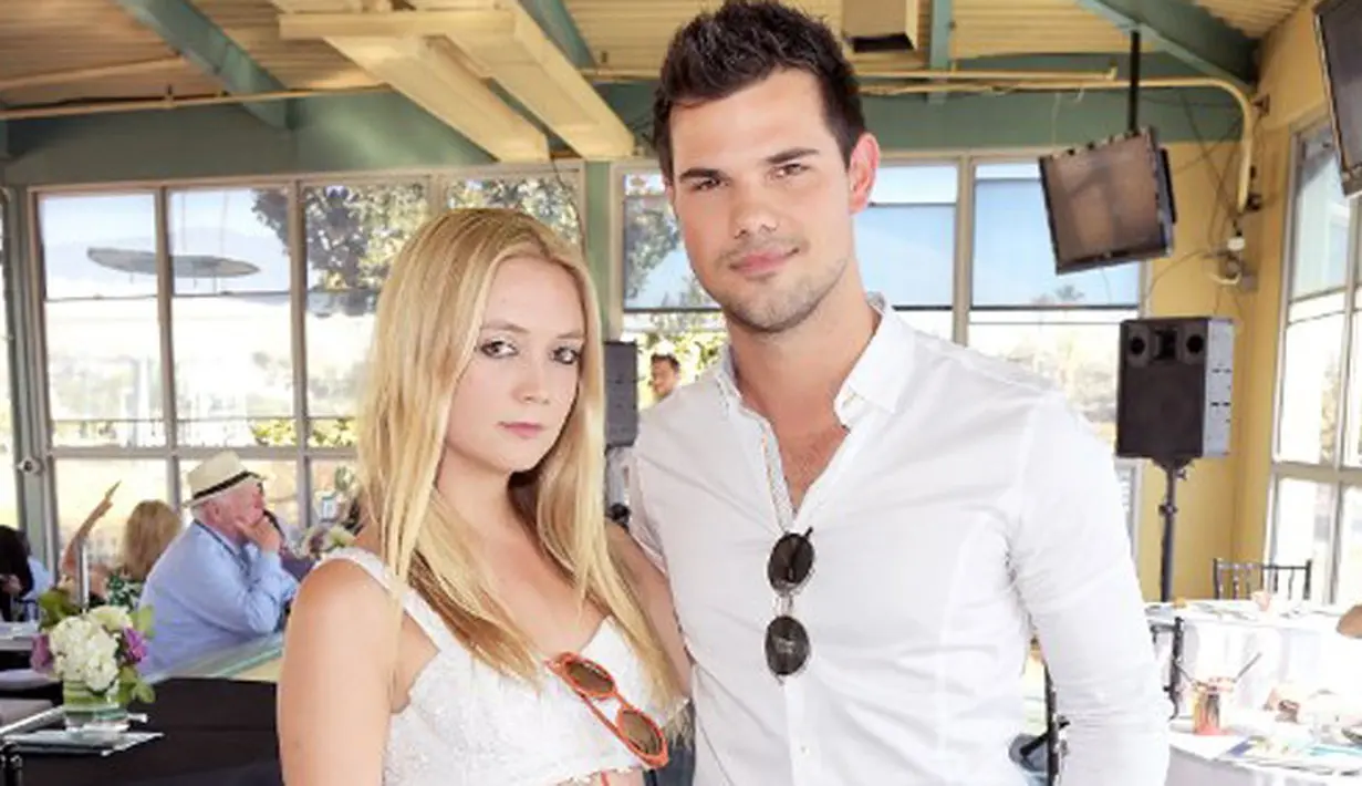 Kabar meyedihkan datang dari pasangan Billie Lourd dan Taylor Lautner yang telah mengakhiri hubungannya. Selama delapan bulan merajut kasih, pasangan ini harus merelakannya untuk kandas di tengah jalan. (AFP/Bintang.com)