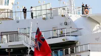 Orang-orang berdiri di geladak kapal pesiar Diamond Princess yang dikarantina di Yokohama, Jepang, Jumat (21/2/2020). Sebanyak 74 WNI berada dalam kapal pesiar Diamond Princess, empat di antaranya positif terjangkit virus corona (COVID-19). (AP Photo/Eugene Hoshiko)
