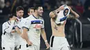 Pemain Atalanta, Nicolo Zaniolo, tampak emosional setelah mencetak ke gawang AS Roma pada laga Serie A di Stadio Olimpico, Selasa (3/12/2024) dini hari WIB. (AFP/Filippo Monteforte)