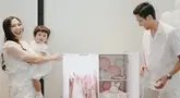 Melalui media sosial, Winona Willy cukup sering mengunggah momen kehamilannya. Bersama sang suami serta anak pertama, dirinya tampak memamerkan momen gender reveal calon anak kedua di akun Instagram. (Liputan6.com/IG/@nonawilly16)