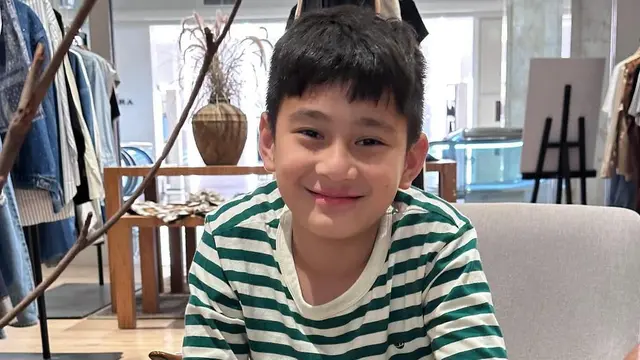 Potret Nagita Slavina dan Rafathar ke Mall Pakai Outfit Serasi. (instagram/raffinagita1717)