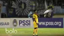 Zulham Zamrun ditarik keluar oleh pelatih Jafri Sastra pertengahan babak kedua, meskipun demikian tim naga mekes tetap kalah dari Persib pada babak 8 besar Piala Presiden 2017 di Stadion Manahan, Solo, Sabtu (25/2/2017).  (Bola.com/Nicklas Hanoatubun)