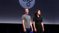 CEO Facebook Mark Zuckerberg bersama istrinya Priscilla Chan usai menggelar konferensi pers di UCSF Mission Bay, San Francisco, AS, Rabu (21/9).  Mark menyalurkan Rp 39 T demi sembuhkan segala macam penyakit. (REUTERS/Beck Diefenbach)