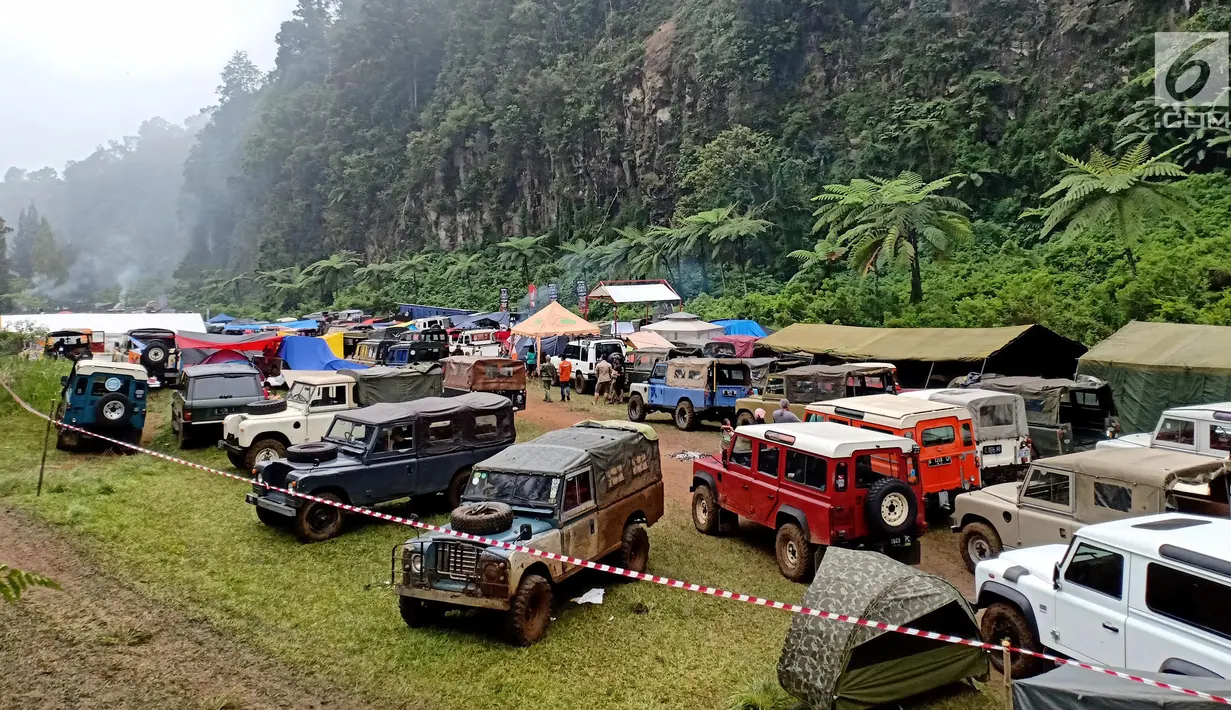 Pemilik dan pecinta Land Rover yang tergabung dalam Indonesia Land Rover United (ILRU) ketika menggelar kamping bersama di kaki Gunung Gede Pangrango, Bogor, Jawa Barat, Sabtu (22/12). Kegiatan digelar setiap 2 tahun sekali. (Liputan6.com/Pool/ILRU)