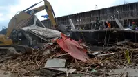 Sebuah eskavator melakukan penggalian untuk mencari korban ambruknya ruko Cendrwasih Permai di Jalan Ahmad Yani Samarinda, Kalimantan Timur. (ANTARA FOTO/Amirullah)