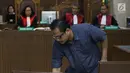 Terdakwa kasus suap yang juga Panitera Pengadilan Negeri Medan, Helpandi saat menjalani sidang pembacaan putusan di Pengadilan Tipikor, Jakarta, Kamis (4/4). Helpandi terbukti menerima uang SGD 280 ribu dari pengusaha Tamin Sukardi. (Liputan6.com/Helmi Fithriansyah)