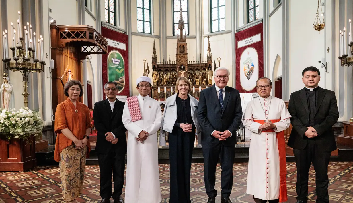Presiden Jerman Frank-Walter Steinmeier (ketiga dari kanan) dan Ibu Negara Elke Buedenbender (tengah) berfoto bersama Kardinal Ignatius Suharyo Hardjoatmodjo (kedua dari kanan), Uskup Agung Jakarta, dan Menteri Agama RI sekaligus Imam Besar Masjid Istiqlal Nasaruddin Umar (ketiga dari kiri) saat berkunjung ke Katedral Jakarta, Senin 15 Juni 2026. (Yasuyoshi Chiba/AFP)