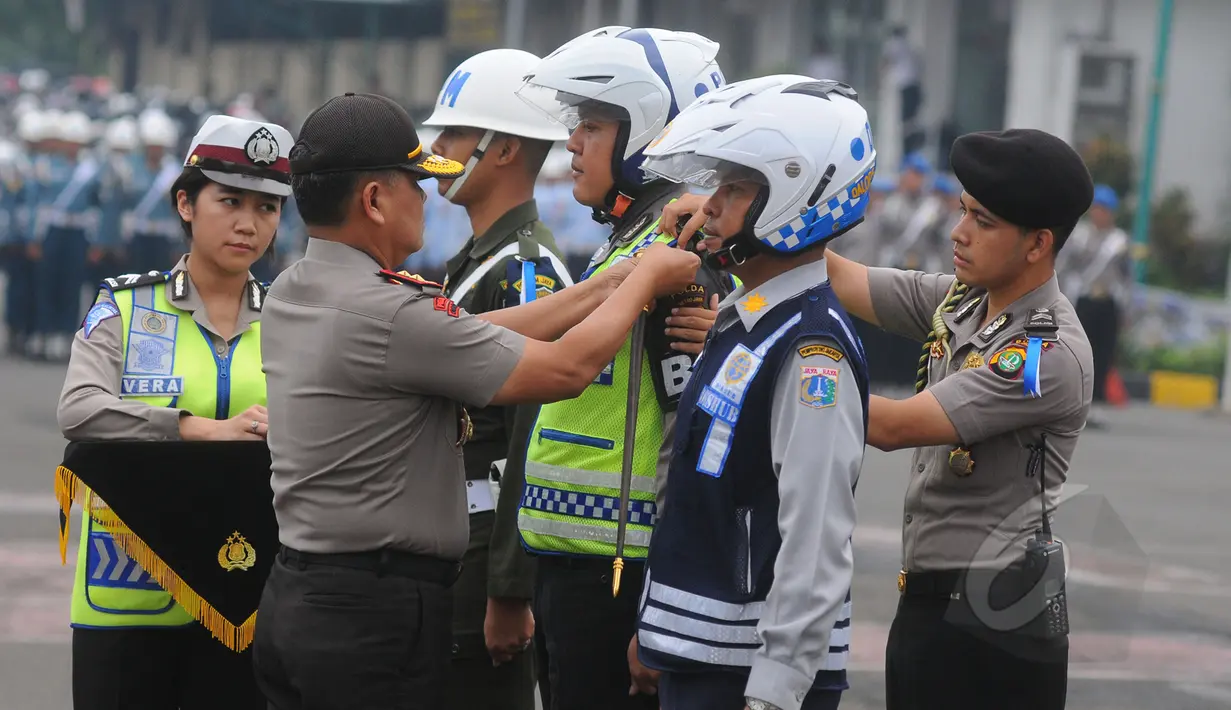 Kapolda Metro Jaya Irjen Pol Unggung Cahyono memimpin apel Gelar Pasukan Ops Simpatik Jaya 2015 di Lapangan Ditlantas Polda Metro Jaya, Rabu (1/4/2015). (Liputan6.com/Herman Zakharia)