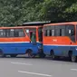 Bus Metromini menunggu penumpang di Jalan Jenderal Sudirman, Jakarta, Rabu (4/7). Larangan bagi Kopaja dan Metromini melintasi jalan protokol selama Asian Games untuk mengurangi kemacetan dan polusi di jalan protokol. (Liputan6.com/Arya Manggala)