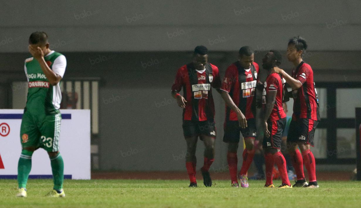 Para pemain Persipura Jayapura, merayakan gol Ricky Kayame saat melawan PS TNI  pada laga Torabika SC 2016 di Stadion Pakansari, Bogor, Minggu (19/6/2016). (Bola.com/Nicklas Hanoatubun)