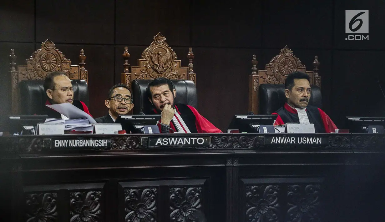 Majelis hakim memimpin sidang sengketa Pilpres 2019 Gedung MK, Jakarta, Kamis (20/6/2019). Sidang beragenda mendengarkan keterangan saksi dan ahli dari pihak termohon Komisi Pemilihan Umum (KPU). (Liputan6.com/Faizal Fanani)