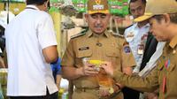 Walikota Tarakan menemukan MinyaKita masih dijual di atas Harga Eceran Tertinggi (HET) sebesar Rp14.000 per liter saat sidak di Pasar Gusher.