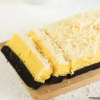 ilustrasi bolu lapis kukus/copyright by Erly Damayanti (Shutterstock)
