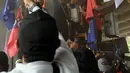 Massa buruh menggelar orasi saat demo menuntut kenaikan upah minimum kabupaten/kota (UMK) Kabupaten Bekasi. (merdeka.com/Imam Buhori)