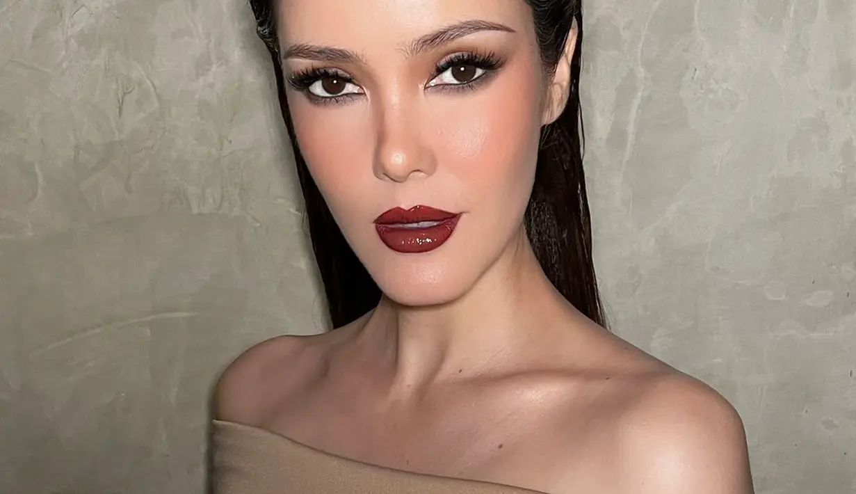 Pulasan makeup flawless membentuk jelas rahang tajam dari Cathy Sharon. Ditambah dengan winged liner dan lipstik merah gelap bikin makin memikat [@cathysharon]