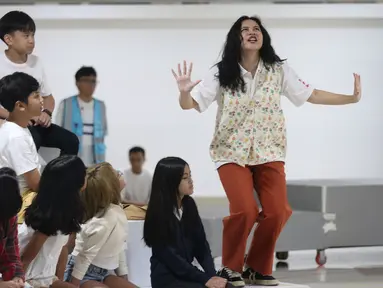 Pelakon musikal Perahu Kertas berakting pada sesi latihan di Ciputra Artpreneur, Jakarta, Kamis (15/1/2026). Jelang pementasan Musikal Perahu Kertas, yang diadaptasi dari novel populer karya Dee Lestari, para pemain dan tim kreatif Musikal Perahu Kertas menjalani latihan intensif. (KapanLagi.com/Budy Santoso)