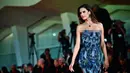Model Brasil Alessandra Ambrosio tiba untuk pemutaran film 'Bardo, False Chronicle of a Handful of Truths' (Bardo, Falsa Cronica de Unas Cuantas Verdades) pada Venice Film Festival 2022 di Venesia, Italia, 1 September 2022. Alessandra Ambrosio tampil memukau dalam balutan gaun berbulu. (Marco BERTORELLO/AFP)