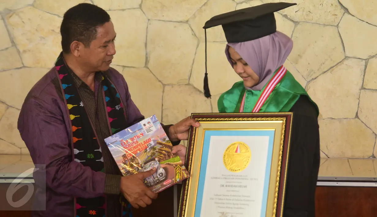 Rafidah Helmi mendapat penghargaan khusus pendidikan yang diberikan oleh Lembaga Prestasi Indonesia di Kampung Semarang, (21/4). Hijabers kelahiran 31 Juli 1998 itu berhasil menyandang gelar dokter muda di Fakultas Kedokteran Unissula Semarang. (Gholib)