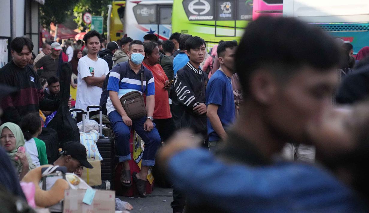 Pada H-3 Idul Fitri 1447 Hijriah, aktivitas di terminal tersebut menunjukkan lonjakan jumlah pemudik berdasarkan data rekapitulasi kegiatan harian. Tampak dalam foto, para calon penumpang menunggu bus yang akan mengangkut mereka menuju kampung halaman menjelang libur Idul Fitri 1447 Hijriah sekaligus menandai berakhirnya bulan suci puasa Ramadan, di terminal Terminal Kalideres, Jakarta, Rabu 18 Maret 2026. (AP Photo/Dita Alangkara)
