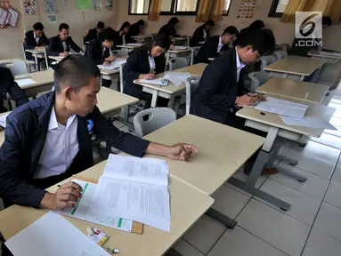 Suasana Ujian Sekolah Berbasis Komputer (USBK) Paket C di Gedung SDN 03 Sumur Batu, Kemayoran, Jakarta, Kamis (21/3). USBK Paket C di Kecamatan Kemayoran diikuti oleh 359 peserta. (merdeka.com/Iqbal Nugroho)