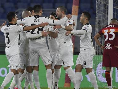 Para pemain Spezia merayakan gol kedua yang dibuat gelandang Riccardo Saponara ke gawang AS Roma dalam laga babak 16 besar Coppa Italia 2020/21 di Olimpico Stadium, Roma, Selasa (19/1/2021). Spezia menang 4-2 (2-2) atas AS Roma melalui extra time. (LaPresse via AP/Alfredo Falcone)