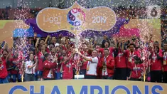 Ketum PSSI, M Iriawan (baju putih) menyerahkan piala Liga 1 Putri 2019 kepada kapten tim Persib Putri, Een Sumarni di Stadion Pakansari, Kab Bogor, Jawa Barat, Sabtu (28/12/2019). Persib Putri menjuarai Liga 1 Putri 2019 usai mengalahkan PS Tira-Kabo Kartini 3-1. (Liputan6.com/Helmi Fithriansyah)