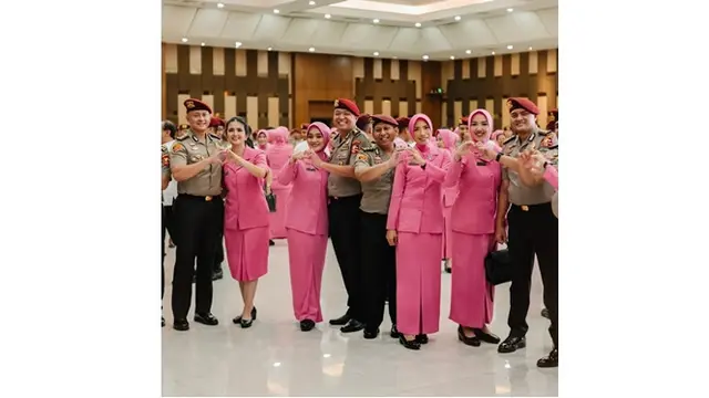 6 Potret Eks Artis FTV Kadek Devie Dampingi Suami di Acara Kenaikan Pangkat Jadi AKBP