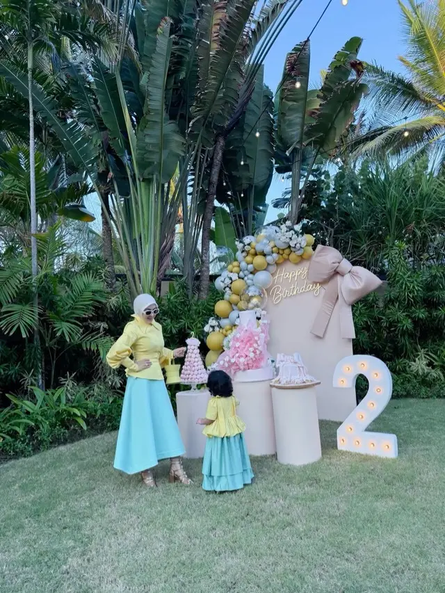 Reino Barack, Syahrini dan Baby R. (Instagram/@princessyahrini)