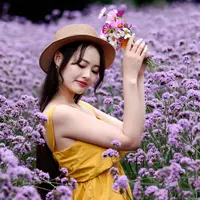 perempuan di kebun bunga/copyright by atiger (Shutterstock)