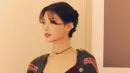 Kim You Jung tampil dengan outer knitwear warna colorful, dipadu padankan dengan dress maroon dan tambahan kalung. Gayanya bisa jadi ootd sehari-hari hingga acara lebih formal. [@you_r_love]