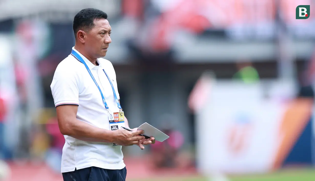 Pelatih Arema FC, I Putu Gede mengamati anak asuhnya saat melawan Persija Jakarta dalam laga pekan ke-23 BRI Liga 1 2022/2023 di Stadion Patriot Candrabhaga, Bekasi, Minggu (12/2/2023) sore WIB. Arema FC kalah dengan skor 0-2. (Bola.com/M Iqbal Ichsan)