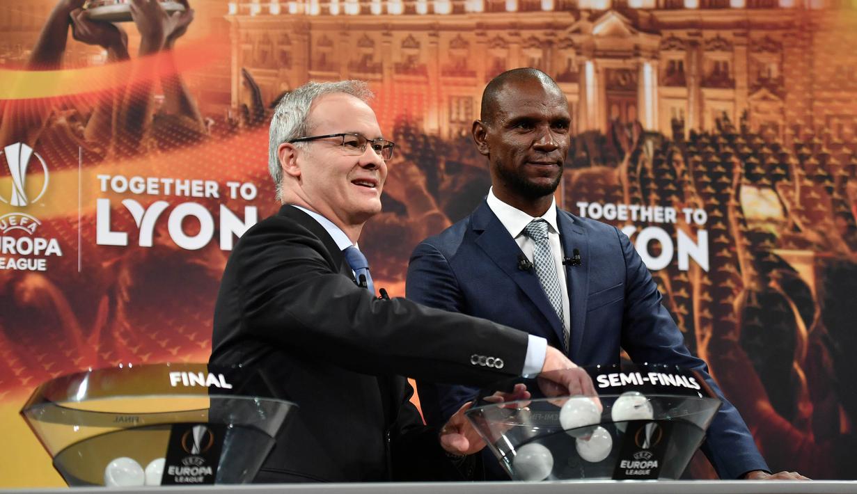 Wakil Sekjen UEFA, Giorgio Marchetti, bersiap mengundi saat undian semifinal Liga Europa di Nyon, Swiss, Jumat (13/4/2018). Arsenal akan melawan Atletico Madrid, Marseille melawan Salzburg. (AFP/Fabrice Coffrini)