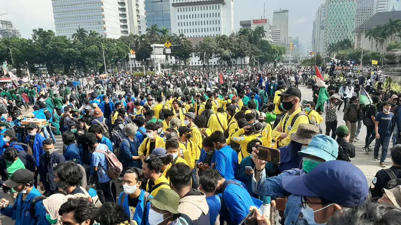 Demo menentang RUU Cipta Kerja di Patung Kuda Arjuna Wijaya, Jalan Medan Merdeka Barat, Jakarta Pusat, Selasa (20/10/2020).