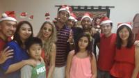 Otavio Dutra bersama teman dan keluarganya mengucapkan selamat natal.