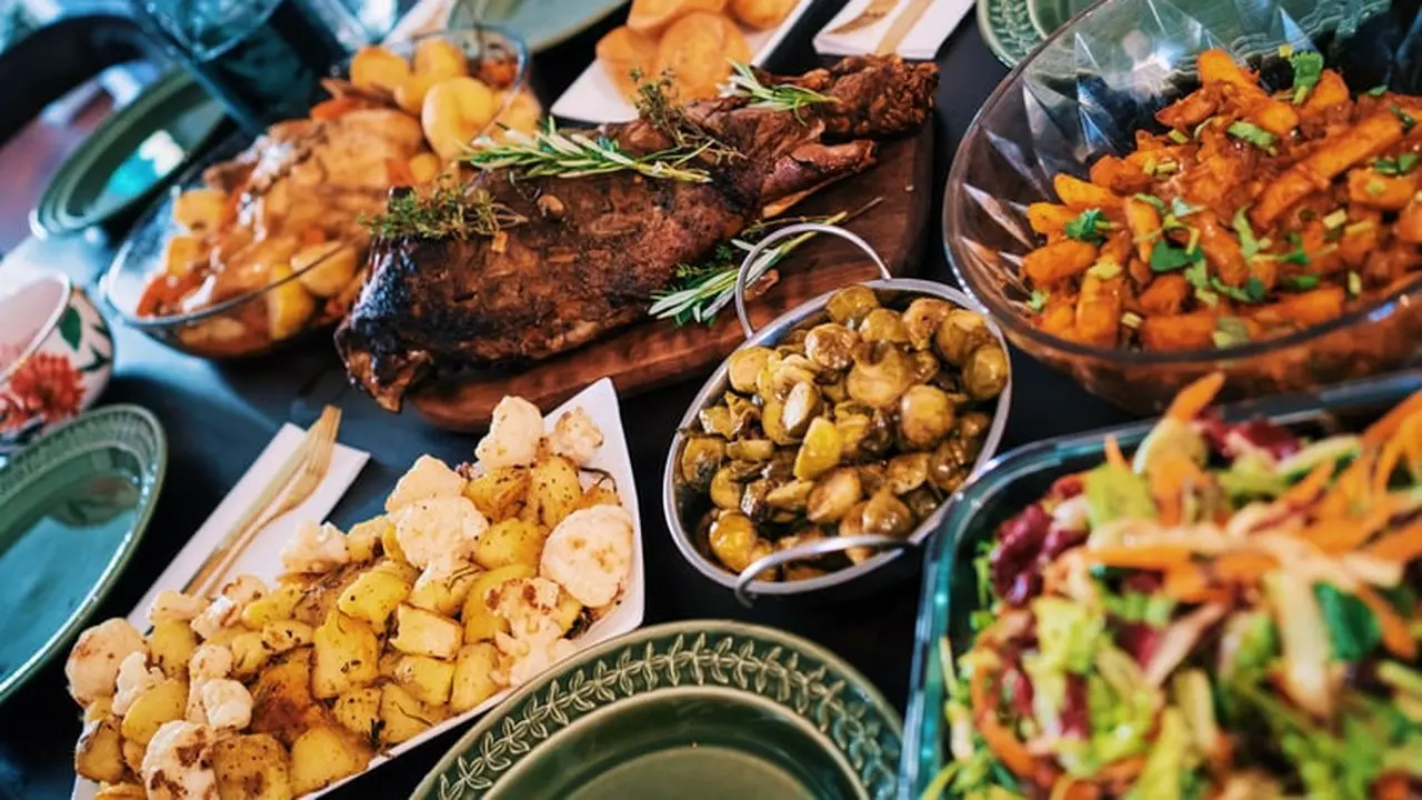 Ilustrasi makan berlebihan (unsplash)