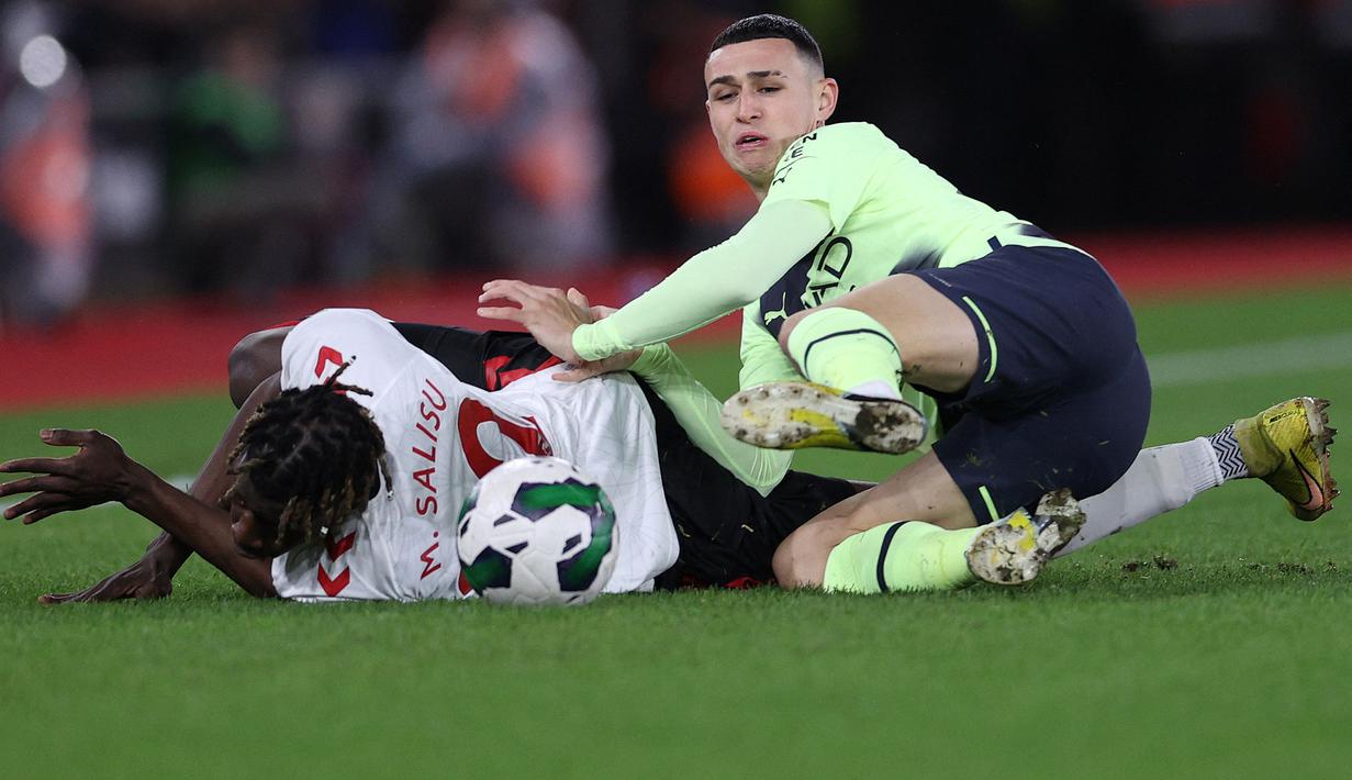 Hingga babak pertama usai, Phil Foden dkk hanya mampu melepaskan dua tendangan tanpa satu pun yang tepat sasaran. (AFP/Adrian Dennis)