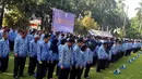 Upacara tahunan ini diikuti para guru dan kepala sekolah, pelajar dari jenjang SD sampai SMA, hingga PNS dari berbagai golongan dan unit di Kemendikbud, Jakarta, Senin (25/11/2014). (Liputan6.com/Johan Tallo)