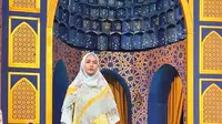 Busana muslimah dengan bordir benang emas melalui teknik kintsugi embroidery. (Dok. IST/Fiorellya by Dwee)
