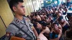 Anggota Polres Jakarta Utara mengamankan sebanyak 112 preman di Cilincing, Jumat (29/8/14). (Liputan6.com/Faizal Fanani)