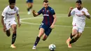 Penyerang Levante, Borja Mayoral, menggiring bola saat melawan Sevilla pada laga La Liga di Estadio Camilo Cano, Selasa (16/6/2020). Kedua tim bermain imbang 1-1. (AFP/Jose Jordan)