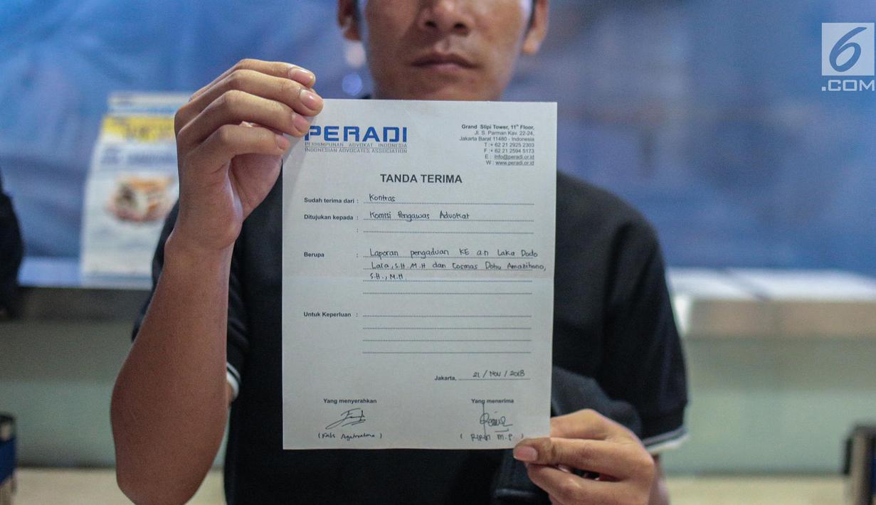 Mantan terpidana mati kasus pembunuhan Yusman Telaumbanua menunjukkan surat tanda terima usai pertemuan tertutup dengan pihak kontras terkait pelaporan mantan penasihat hukum Yusman di Kantor Peradi, Jakarta, Rabu (21/11).  (Liputan6.com/Faizal Fanani)