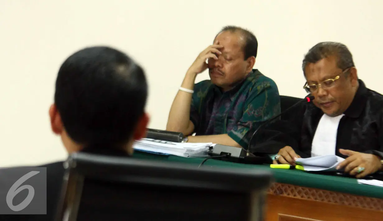 Sutan Bhatoegana mendengarkan keterangan saksi saat sidang lanjutan di Pengadilan Tipikor, Jakarta, Kamis (18/6/2015). Sutan Bhatoegana terlibat atas dugaan dalam kasus suap pembahasan APBNP 2013 di Kementerian ESDM. (Liputan6.com/Helmi Afandi)