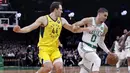 Pebasket Boston Celtics, Jayson Tatum, berusaha melewati pebasket Indiana Pacers, Bojan Bogdanovic,  pada laga NBA di TD Garden, Boston, Kamis (10/1). Celtics berhasil menang 135-108 atas Pacers. (AP/Charles Krupa)